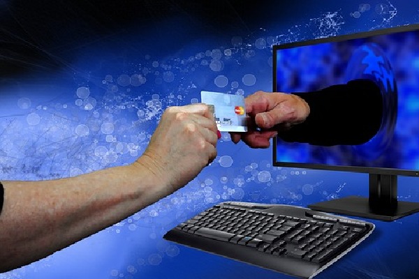 HDFC Bank can now issue new credit cards; shares rise