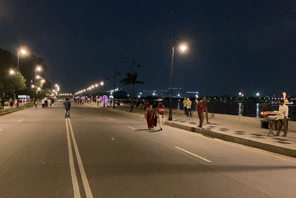 Hyderabadis enjoy Sunday evening on traffic-free Tank Bund