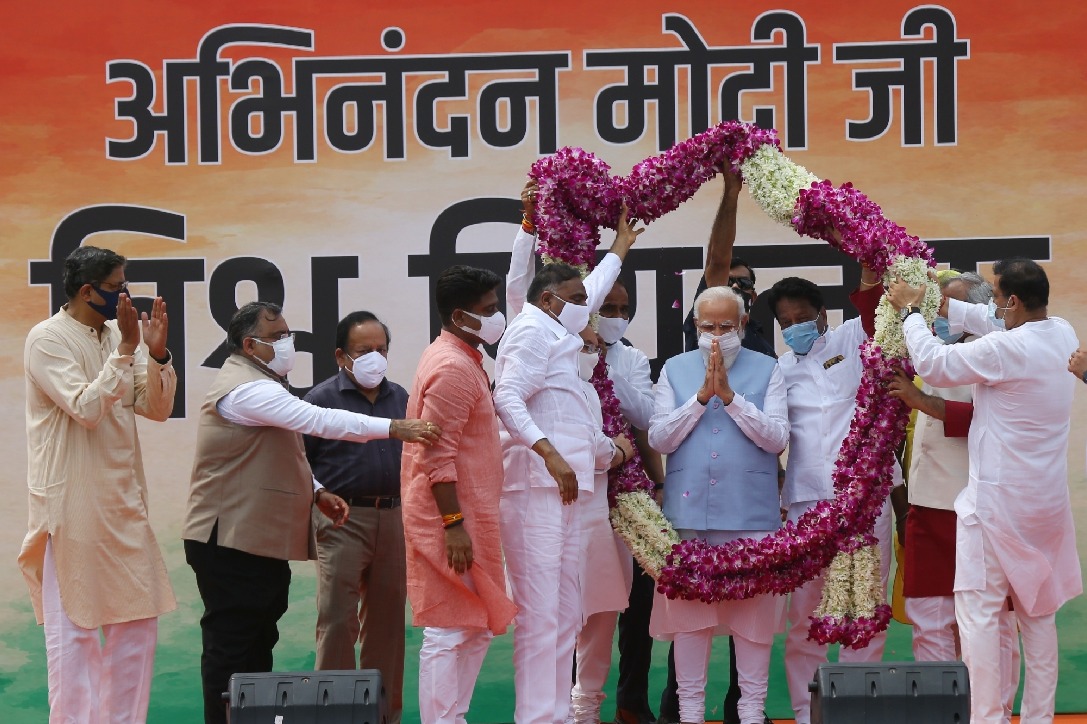 Grand welcome to PM Modi at airport on return from US