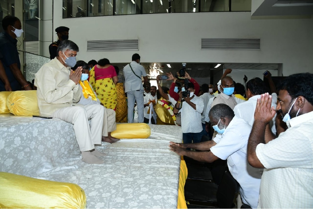 TDP workers troop in to support Chandrababu's protest