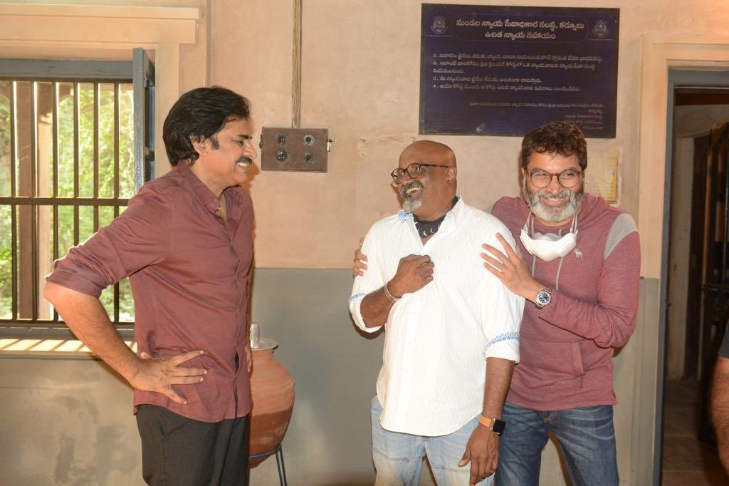 Pawan Kalyan lauds cinematographer Ravi K. Chandran for his work in 'Bheemla Nayak'