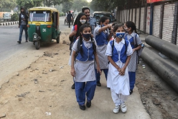 SC slams Delhi govt for opening schools amid severe air pollution