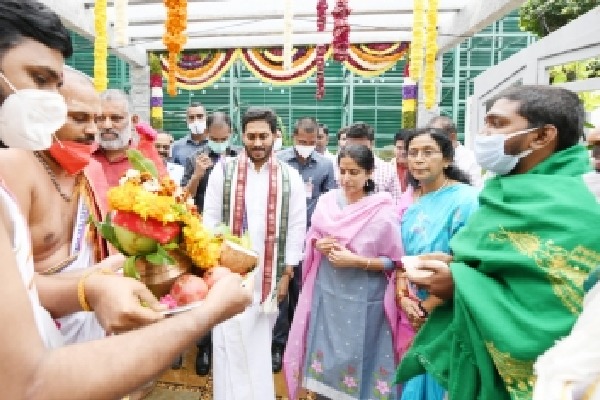 Andhra CM goes traditional for Sankranti celebrations