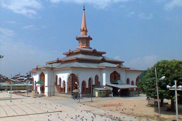 Minaret of famous Kashmir shrine tilted by earthquake