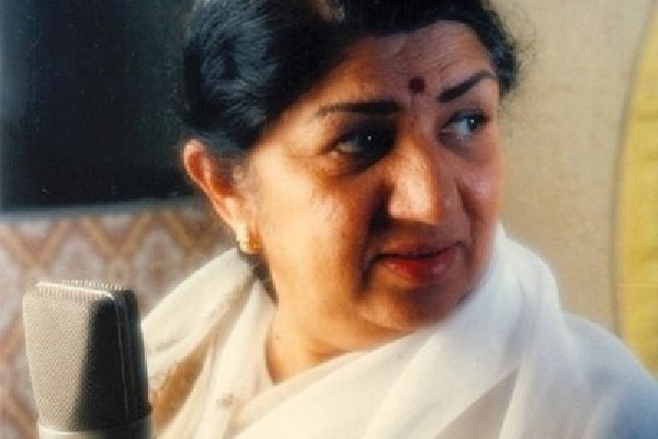 Lata Mangeshkar critical, string of VVIPs call on her