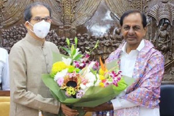 KCR meets Thackeray, hints at fighting against Centre's policies