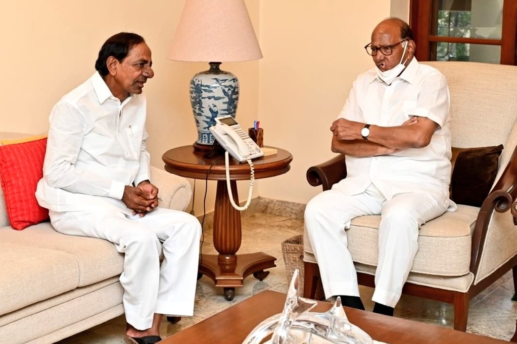 Winds of change blowing, time for 'parivartan': Maha, T'gana CMs