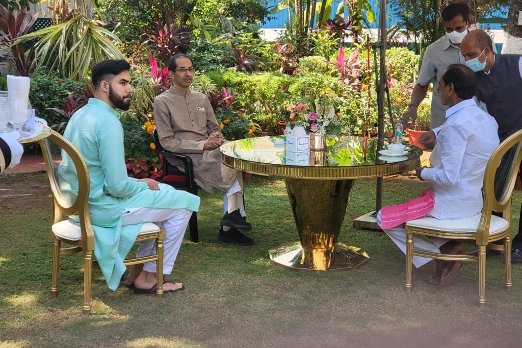 KCR, Thackeray agree to work together for anti-BJP front