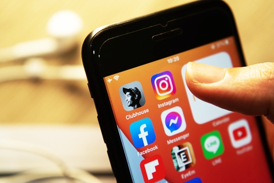 Clubhouse begins rolling out in-room chat