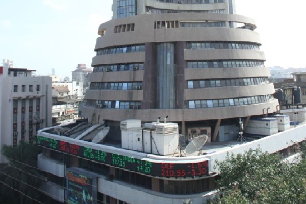 Indices extend gains on global cues; Sensex up nearly 1,000 pts