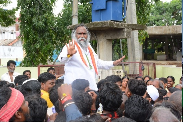 Infighting in T'gana Cong intensifies as dissidents head to Delhi