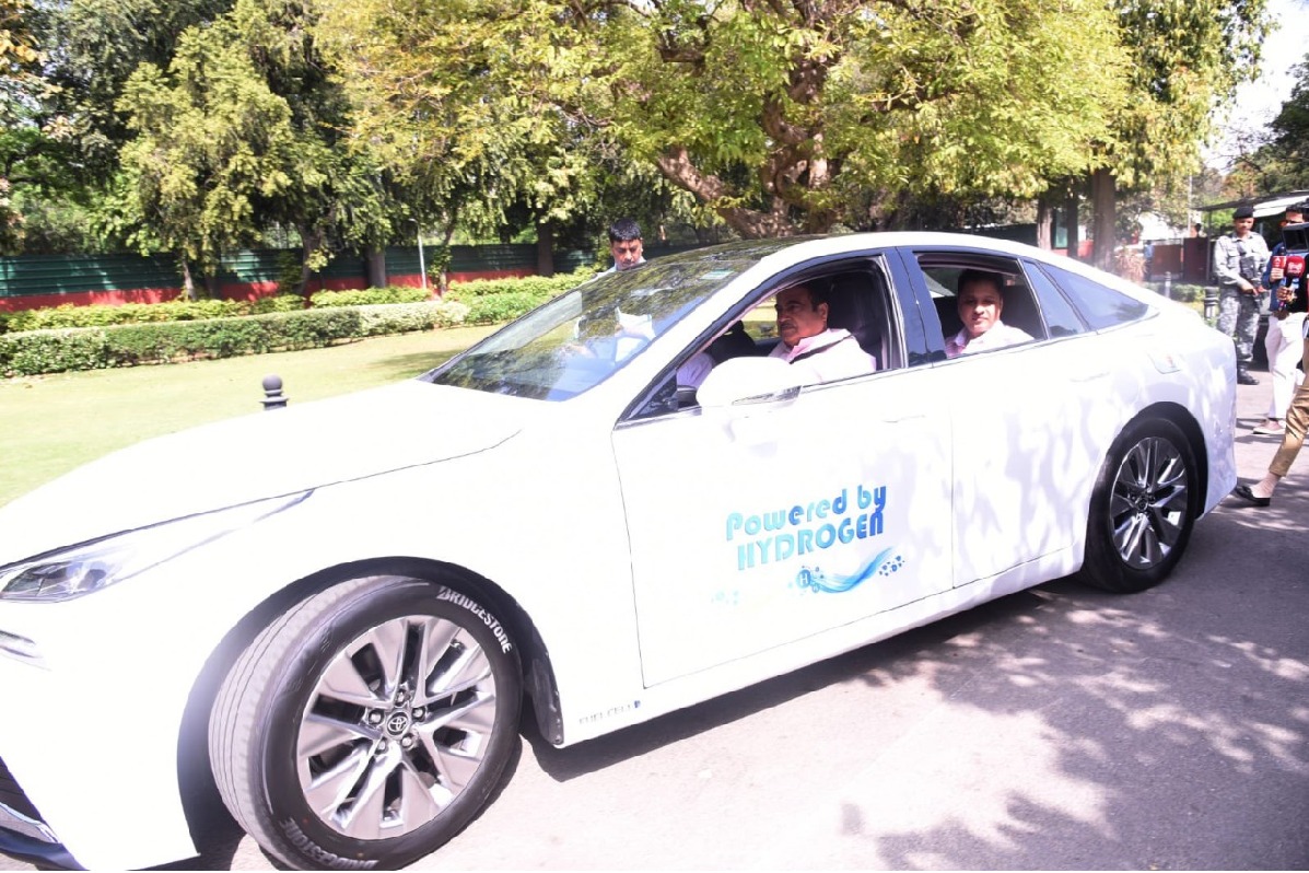 Nitin Gadkari visits Parliament in hydrogen-powered car