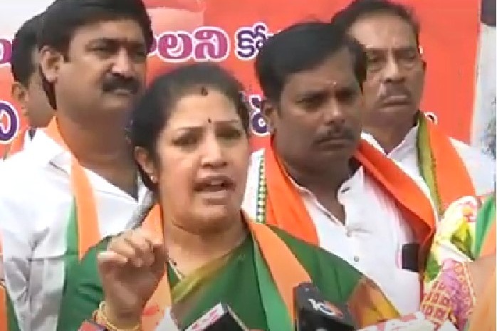 Daggubati Purandeswari responds to Pawan Kalyan’s opposition to VSP privatisation