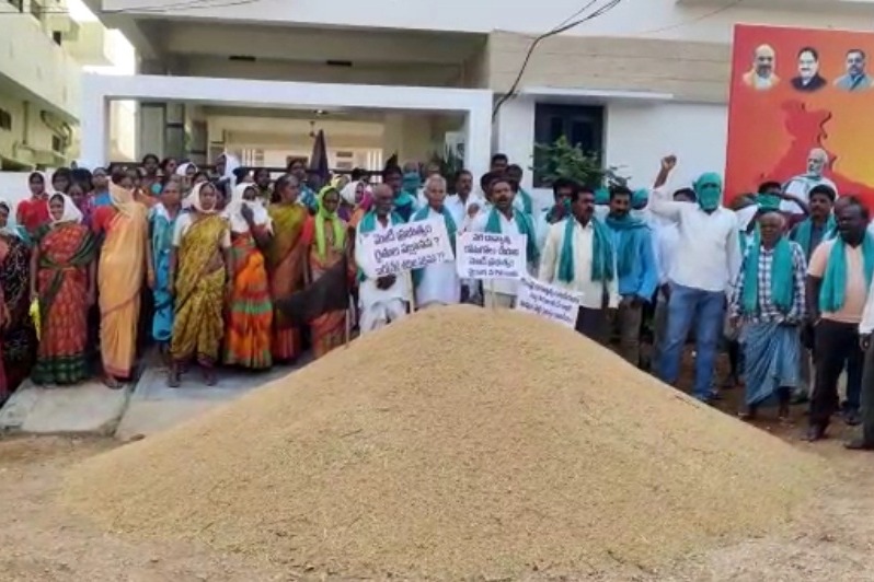 Telangana farmers dump paddy in front of BJP MP's house