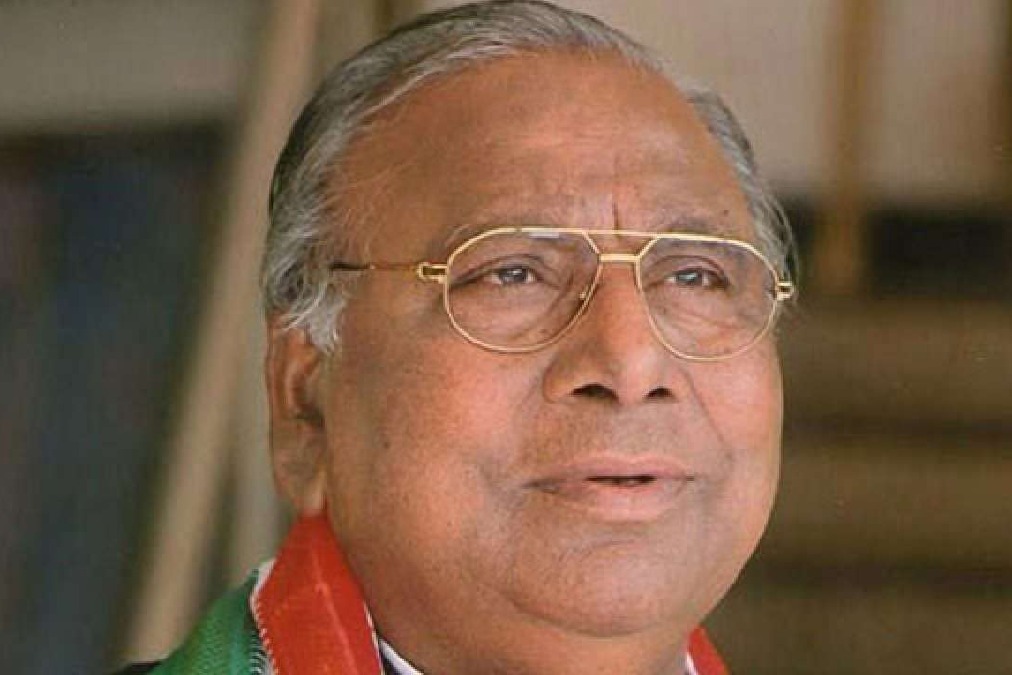 Miscreants pelt stones at VH house, damages car