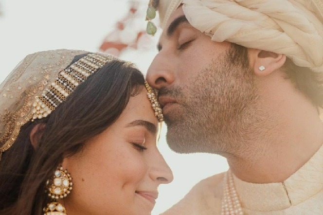 Ranbir-Alia wedding: Mom Neetu, sister Riddhima welcome 'bahu' home