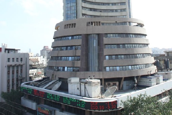 Indices break two day losing streak, Sensex up 700 pts