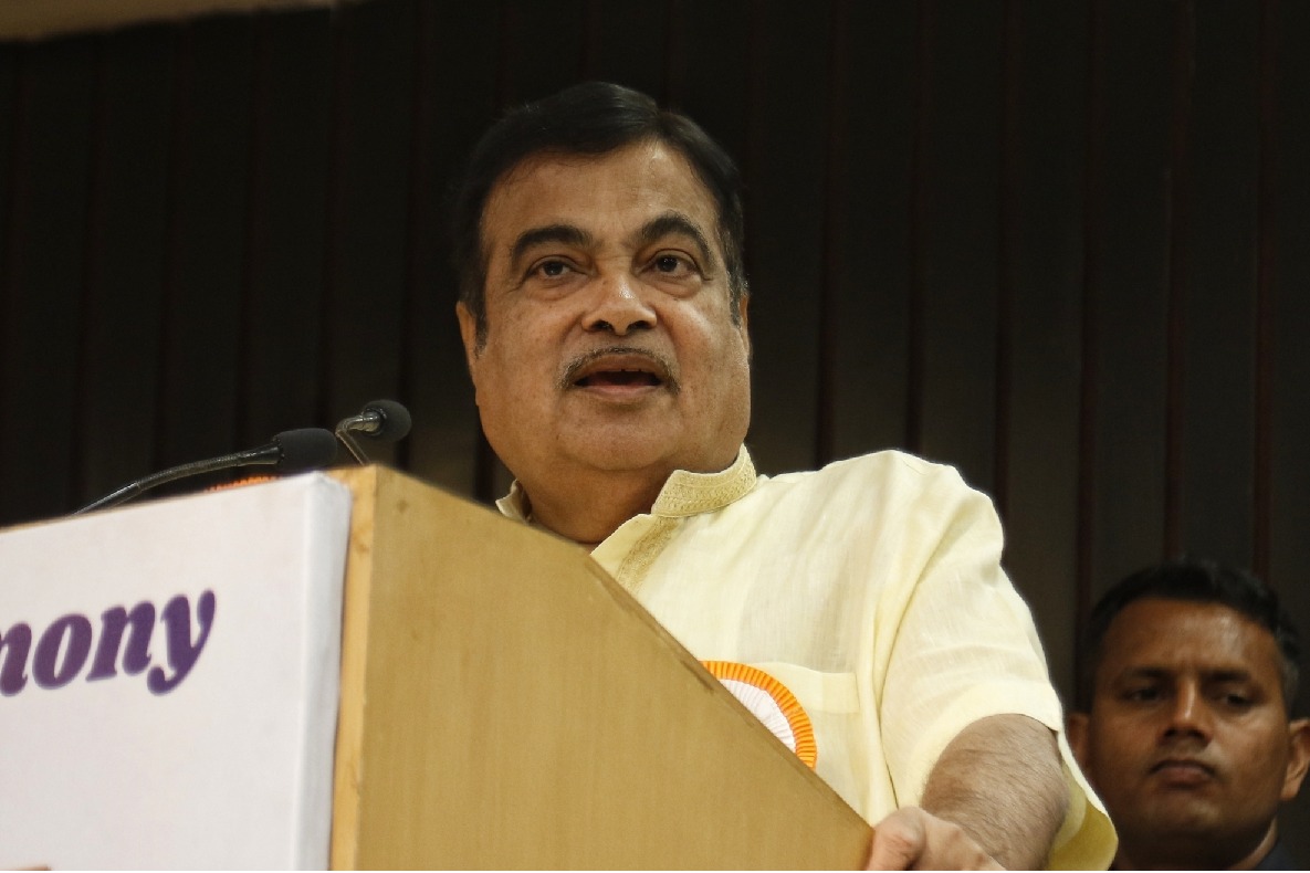 BJP workers disrupt T'gana Minister's speech in Gadkari's presence