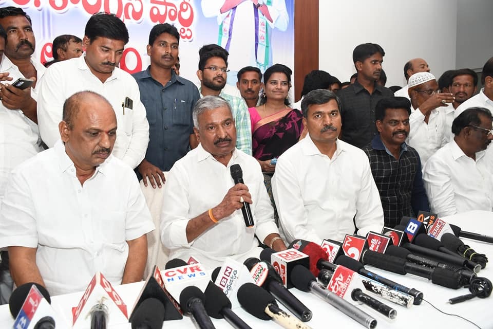 Puttaparthi: YSRCP activists gherao Minister Peddireddy Ramachandra Reddy