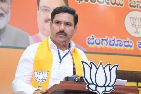 Stage set for Yediyurappa's son Vijayendra's entry into K'taka cabinet