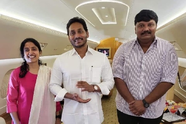 Jagan, too, walking in Chandrababu Naidu's footsteps, Lokesh on AP CM's Davos visit