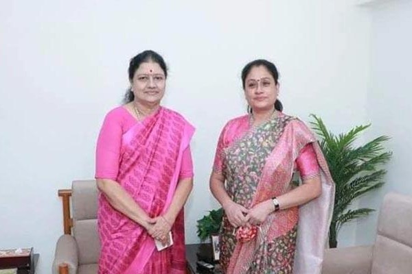 Vijayashanti secret meeting with Sasikala