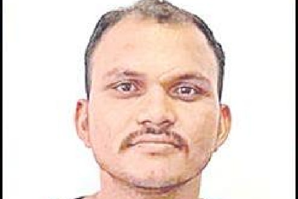 Auto driver poses as cop, cheats old people