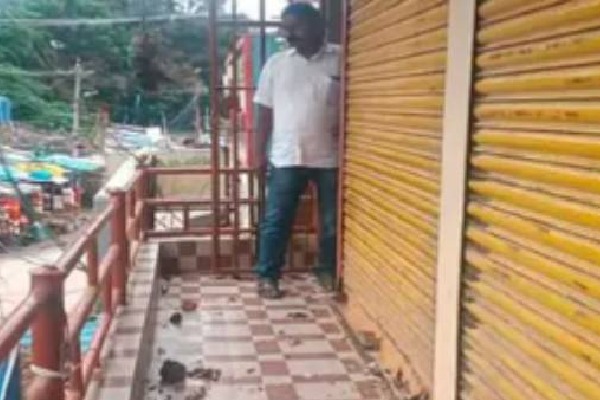 TDP chief Naidu condemns attack on TDP leader house 