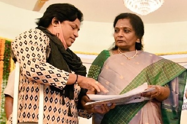 Governor Tamilisai responds to Jubilee Hills r*pe case at Mahila Darbar 