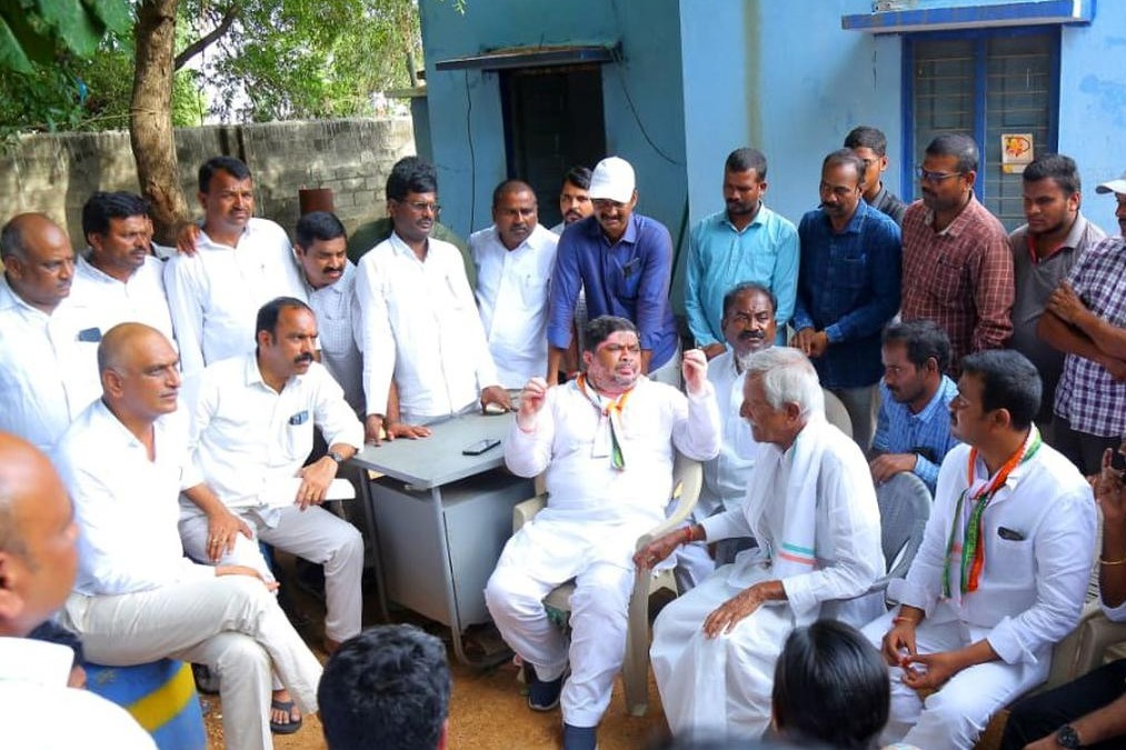 Minister Harish discussions with Gouravelly oustees successful