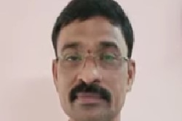 Puttaparthi municipal commissioner commits suicide by jumping before train