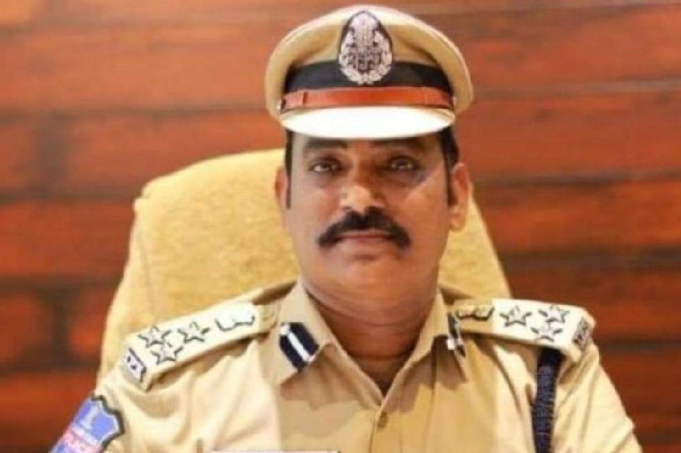 Karimnagar CP receives call, police rescue cat from open well within 15 min