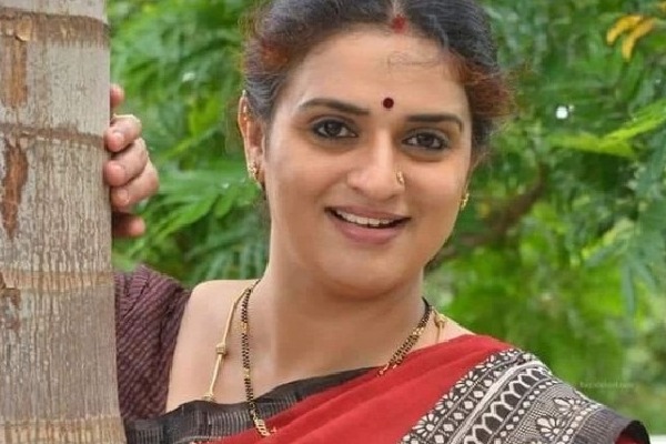 Actress Pavitra Lokesh lodges complaint with K'taka Cyber police