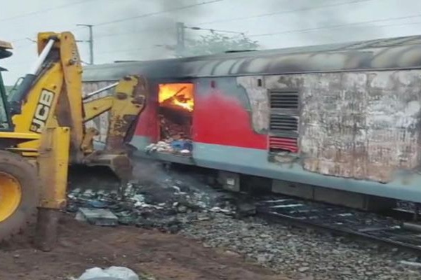 Compartment in Dakshin Express catches fire