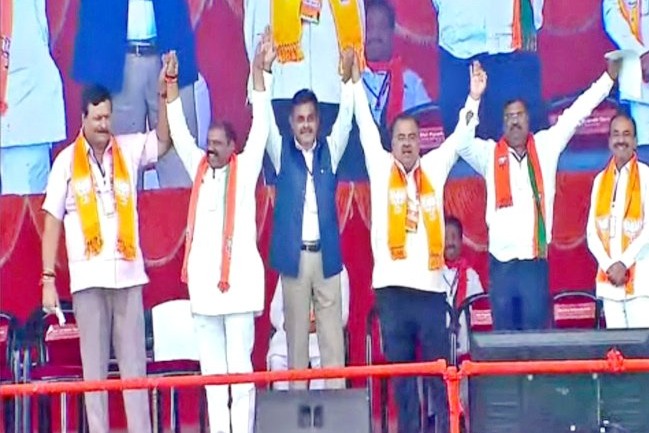 Former MP Konda Vishweshwar Reddy joins BJP at Vijaya Sankalpa Sabha