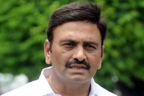 Intelligence constable caught while sneaking into MP Raghurama house