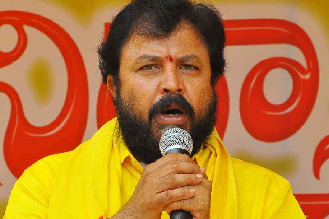 Ex MLA flees as police raid venue of cock fights