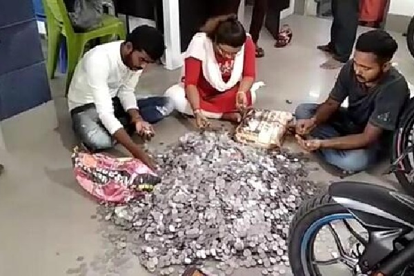 Man buys bike with Rs 1.5 lakh in coins