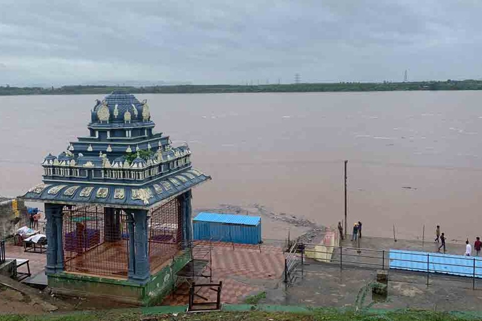 Water level at Godavari recedes, but still above danger level  
