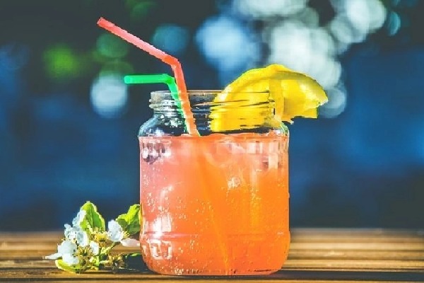 Cocktails to enjoy the monsoons at home