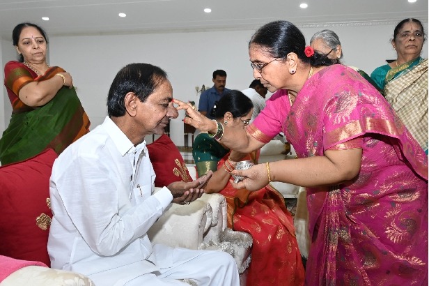 Four sisters tie rakhis to Telangana CM KCR