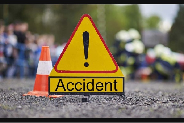 Six from Hyderabad die as car rams into container in Karnataka