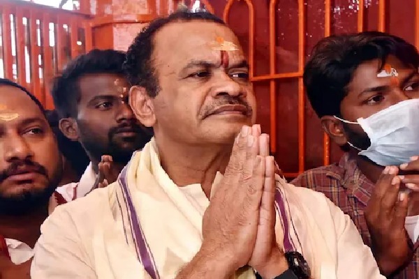 Komatireddy Venkat Reddy skips Munugode bypoll meeting with Priyanka Gandhi