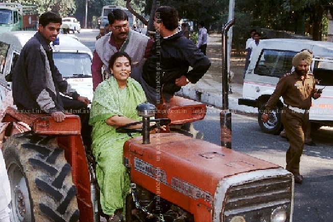I know how to drive proclainer also: Renuka Chowdary