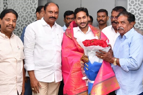 Munnuru Kapu leaders thank CM Jagan, Pawan Kalyan never fought for Kapus: Adapa Seshu