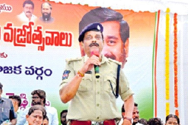 Suryapet SP was criticized for raising slogan for Minister Jagadish
