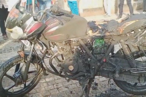 Man torches his bike after traffic cops stop him