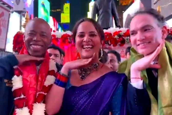 NYC's Mayor, Anasuya performs Allu Arjun's hand gesture from 'Pushpa'