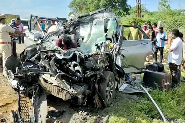3 died on spot in a ghastly road accident