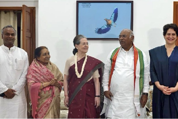 Sonia visits Kharge, congratulates him on winning Cong prez poll
